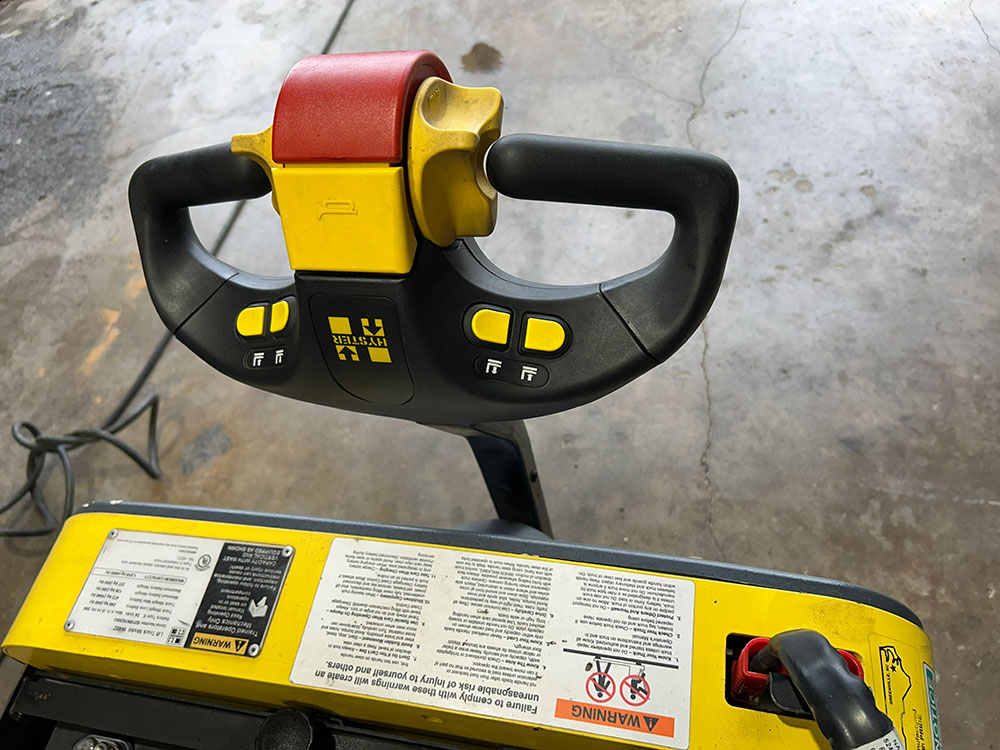 2009 Hyster W40Z electric lift truck side view